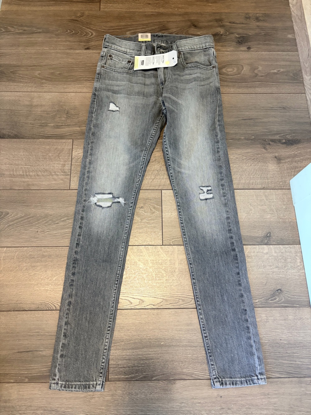Levi's Men's Light Gray Skinny Jeans with Knee Rips